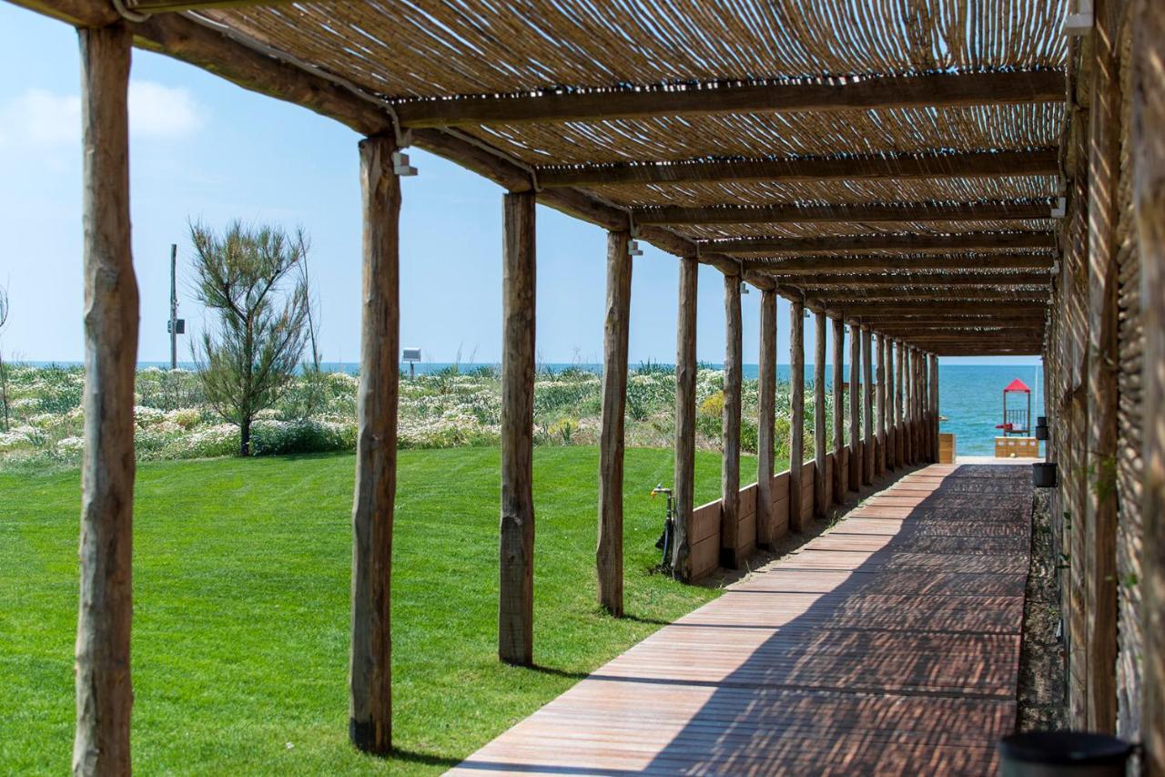 Cumeja Beach Club & Hotel Baia Domizia Esterno foto