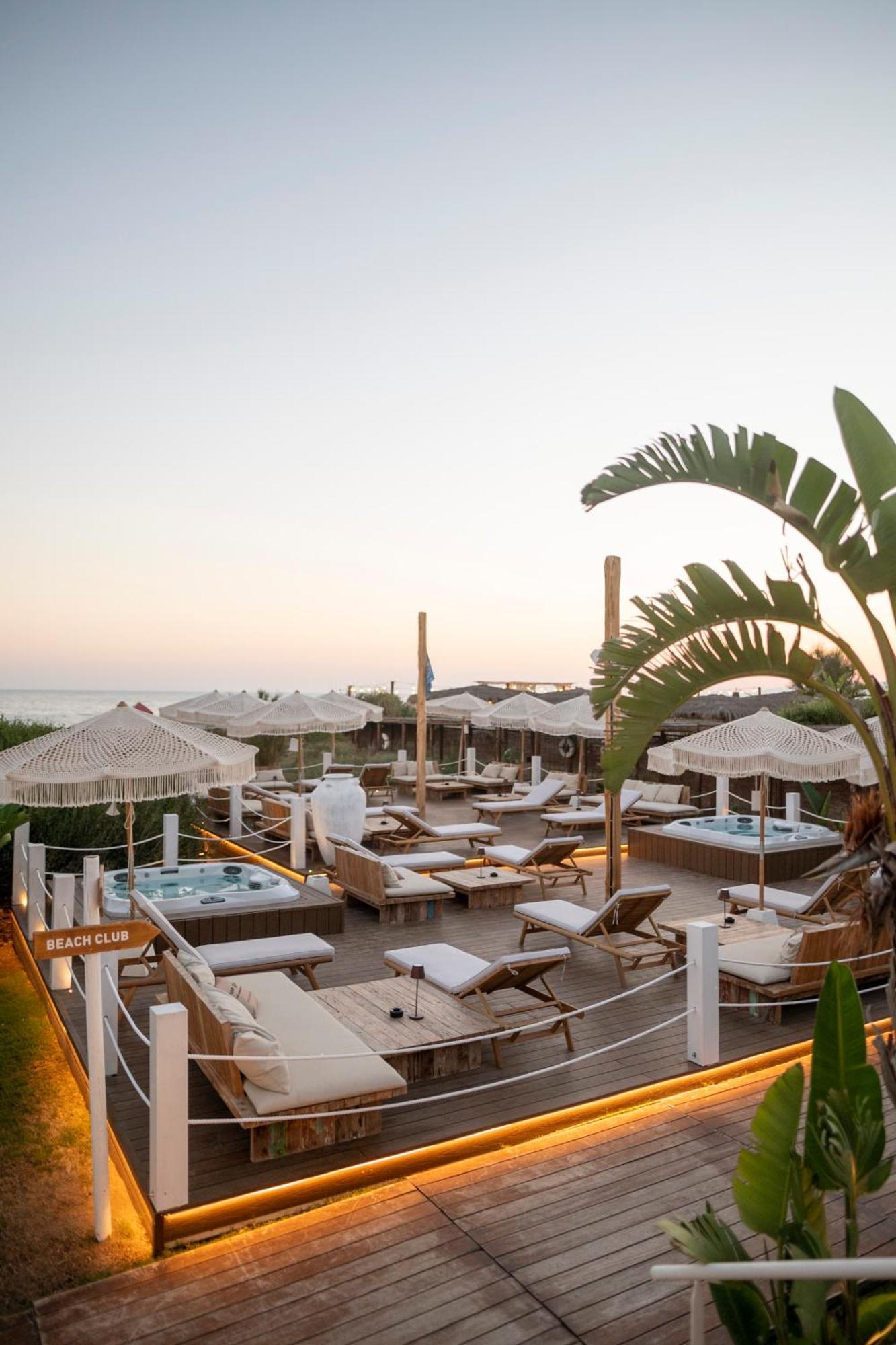 Cumeja Beach Club & Hotel Baia Domizia Esterno foto